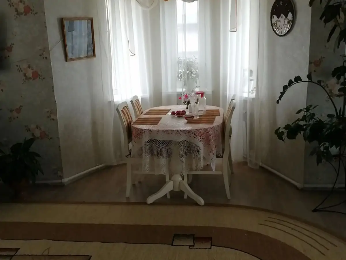 Гостиная с цветочными обоями, кружевной скатертью и тюлем