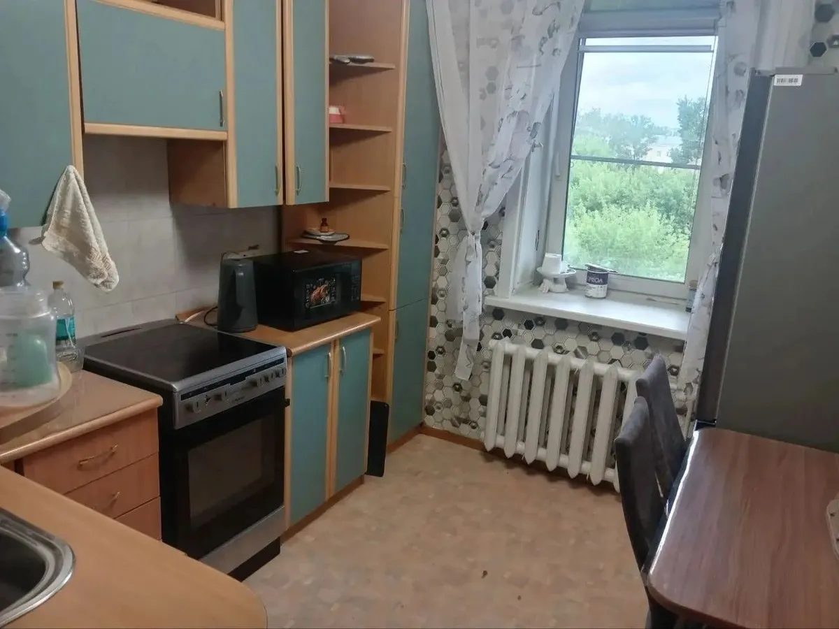 Старая кухня с бирюзовыми фасадами, электроплитой и шторами с рисунком