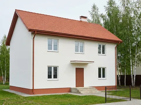 Дом с терракотовой черепицей, молочными стенами и терракотовым цоколем